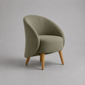 Poltrona a pozzetto imbottita in poliestere verde oliva con gambe in legno massello di caucciù, 67 x 68 x 78 cm