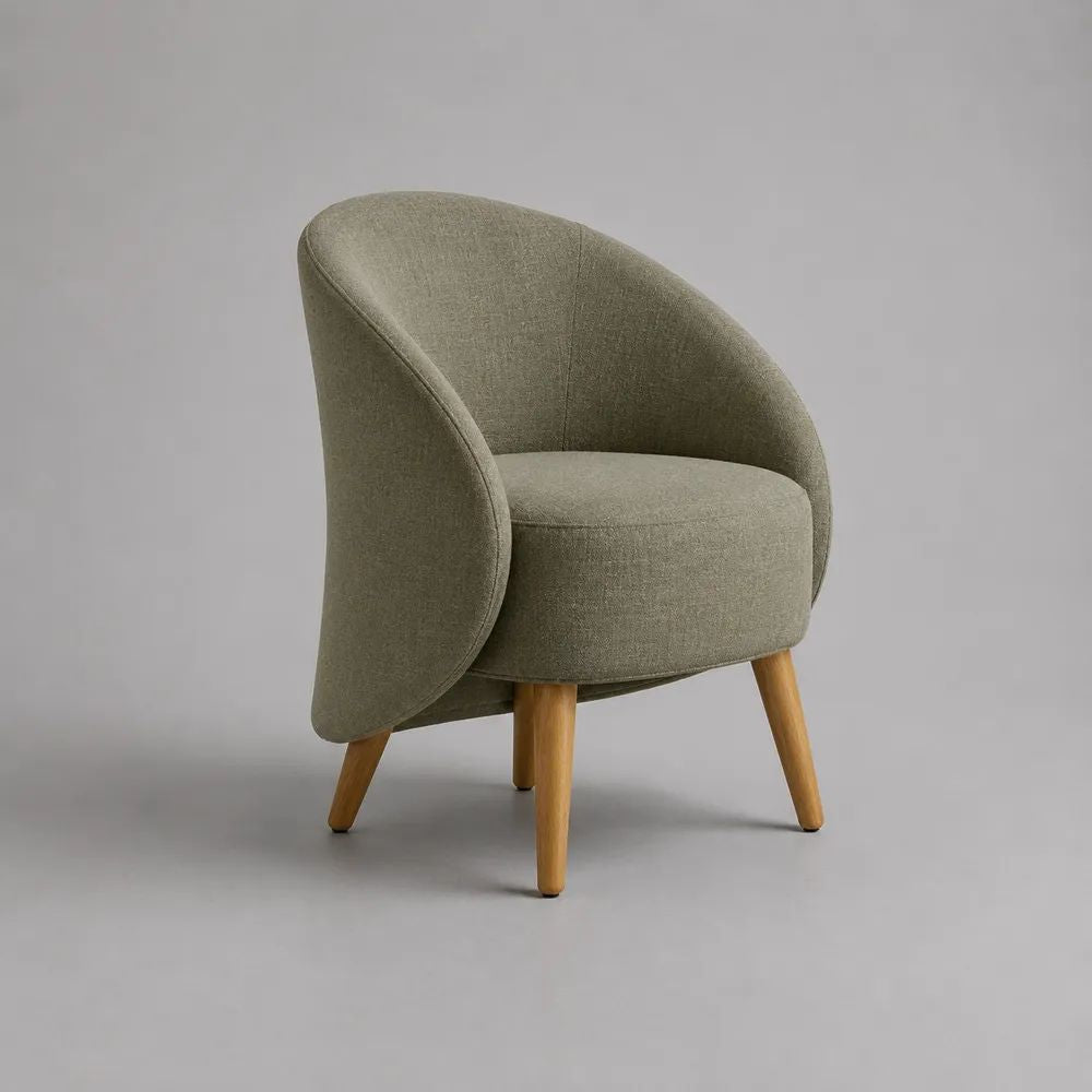 Poltrona a pozzetto imbottita in poliestere verde oliva con gambe in legno massello di caucciù, 67 x 68 x 78 cm