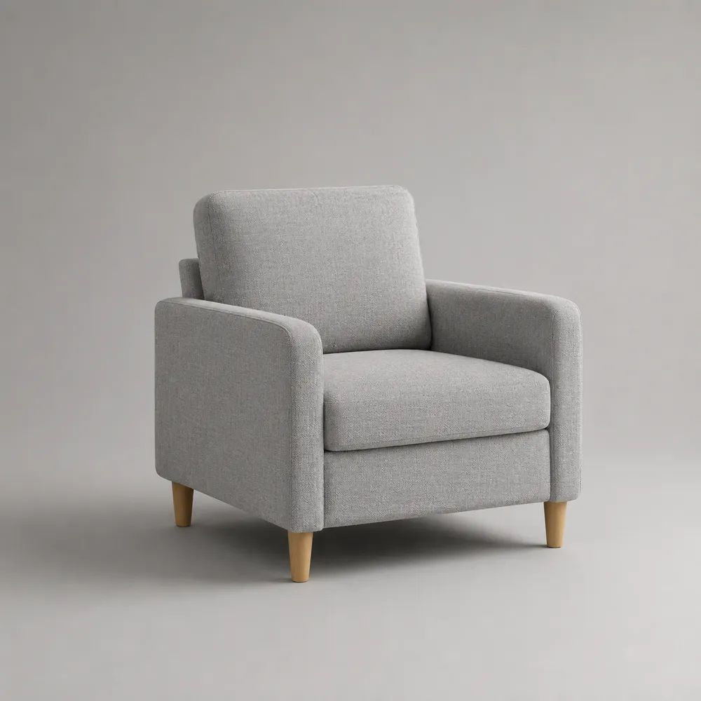 Poltrona imbottita in poliestere grigio chiaro con braccioli e gambe in legno beige, 82 × 80 × 86 cm
